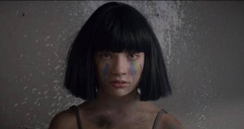 Девочка из клипов Сии выросла. Девочка из клипов певицы Sia выросла и превратилась в настоящую красавицу 06 Девочка из клипов Сии выросла. Девочка из клипов певицы Sia выросла и превратилась в настоящую красавицу 06