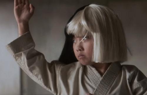 Sia и ее дочь. 9-летняя каратистка Махиро Такано: новая звезда клипа певицы Sia 01