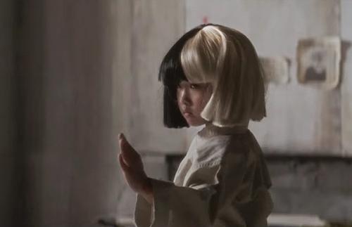 Sia и ее дочь. 9-летняя каратистка Махиро Такано: новая звезда клипа певицы Sia 02