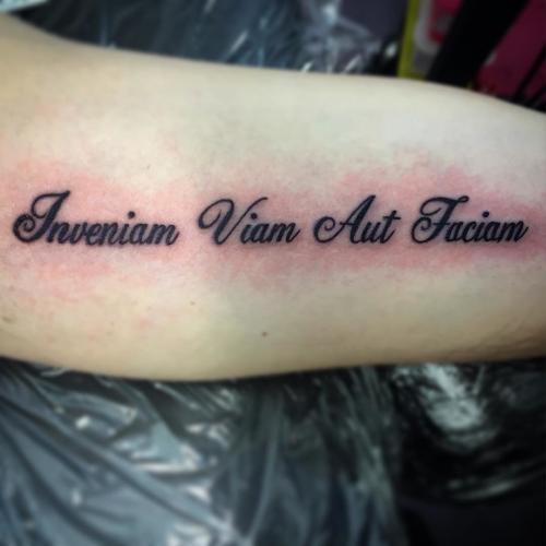 Тату надписи со смыслом женские. Идеи для тату надписей