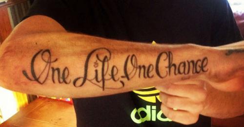 Тату со смыслом надписи мужские. Тату надписи с переводом для мужчин: фото и эскизы