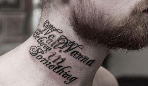 Тату со смыслом надписи мужские. Татуировка с надписью на шее для мужчины. Самые распространенные языки