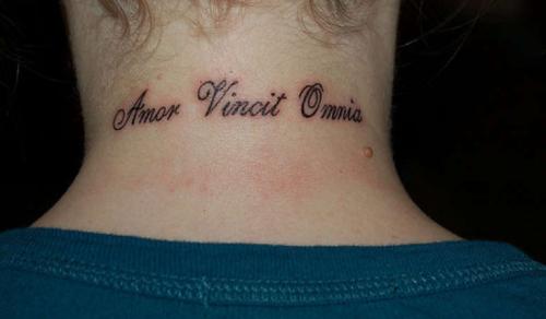 Тату со смыслом надписи мужские. Татуировка с надписью на шее для мужчины. Самые распространенные языки