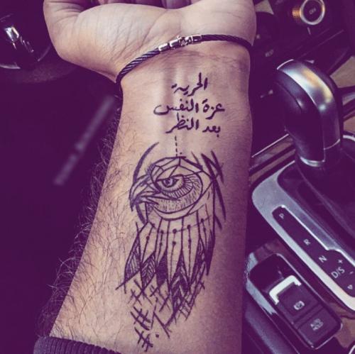 Тату со смыслом надписи мужские на предплечье. Тату надписи для мужчин с переводом и их значение