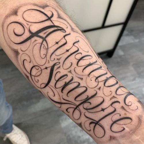 Тату со смыслом надписи мужские на предплечье. Тату надписи для мужчин с переводом и их значение