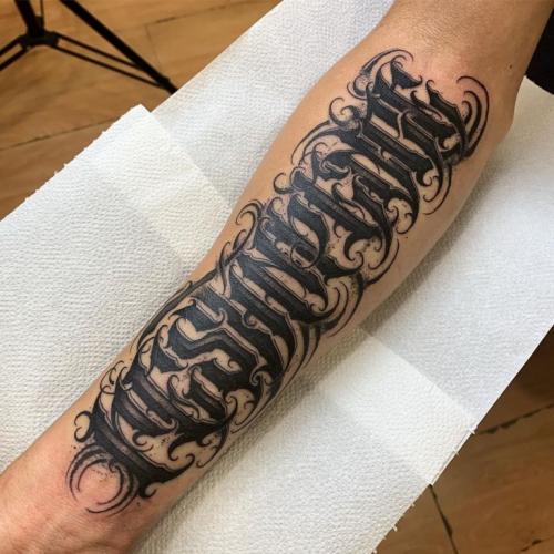 Тату надписи мужские на руке. Мужские тату надписи на руках: лучшие фразы и цитаты