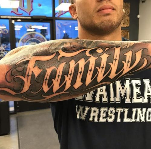 Тату надписи мужские на руке. Мужские тату надписи на руках: лучшие фразы и цитаты