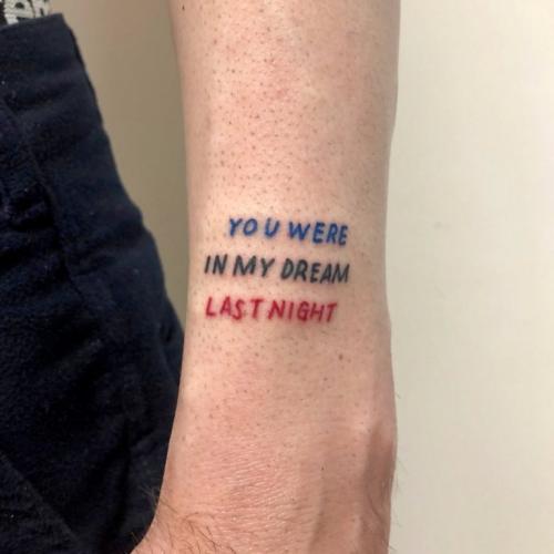 Тату надписи мужские на руке. Мужские тату надписи на руках: лучшие фразы и цитаты