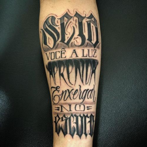 Тату со смыслом надписи мужские на предплечье. Тату надписи для мужчин с переводом и их значение