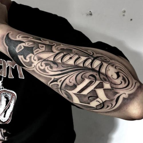 Тату надпись на руке для мужчин с переводом. Тату надписи для мужчин с переводом и их значение