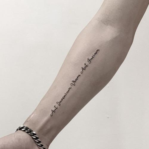 Тату надпись на руке для мужчин с переводом. Тату надписи для мужчин с переводом и их значение