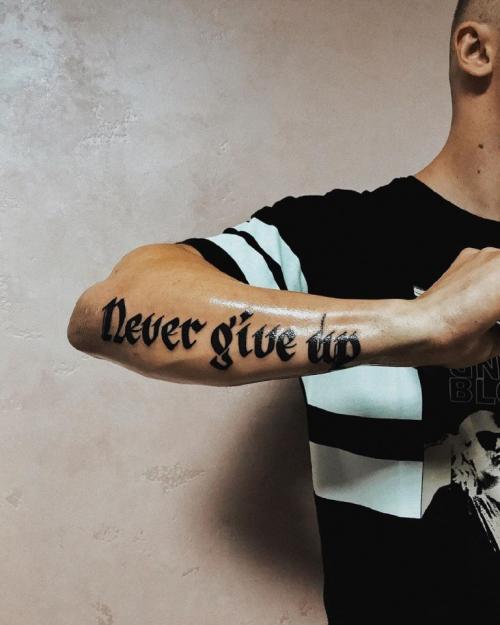 Тату надпись на руке для мужчин с переводом. Тату надписи для мужчин с переводом и их значение