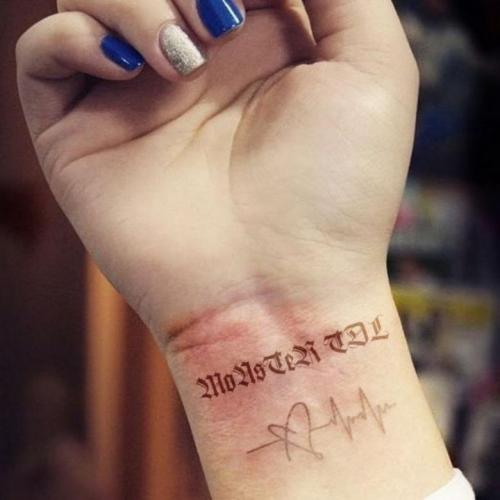 Татуировки со смыслом для девушек маленькие. Татуировки со смыслом для девушек – надписи с переводом и их значение. Фото 31