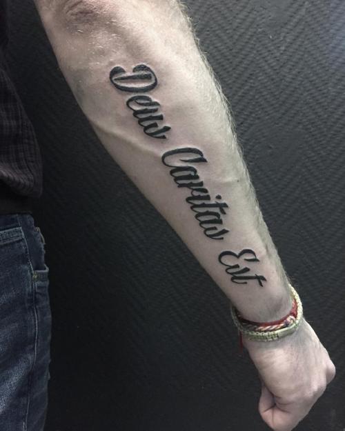 Тату надписи на руке. Плюсы и минусы текстовых татуировок на руке