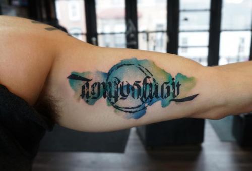 Тату надпись на руке для мужчин. Мужские тату надписи на руках: лучшие фразы и цитаты