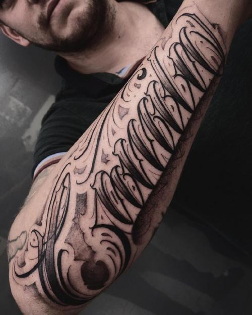 Тату надписи на руке. Плюсы и минусы текстовых татуировок на руке