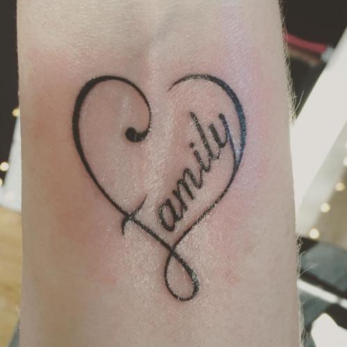 Эскизы татуировок со смыслом и их обозначения. Тату со смыслом для девушек - варианты эскизов, места нанесения, красивые фото работ 39 Эскизы татуировок со смыслом и их обозначения. Тату со смыслом для девушек - варианты эскизов, места нанесения, красивые фото работ 39