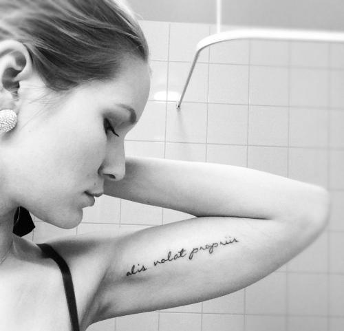 Тату надписи со смыслом на русском. Татуировки с переводом для девушек со смыслом