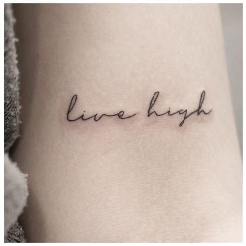 Короткие надписи тату для девушек. Маленькие тату для девушек – плюсы и минусы