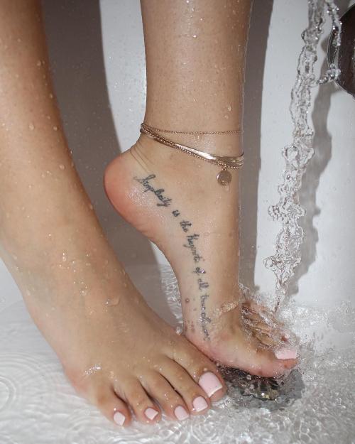 Тату с глубоким смыслом женские на ноге. Стоит ли делатьтатуировку