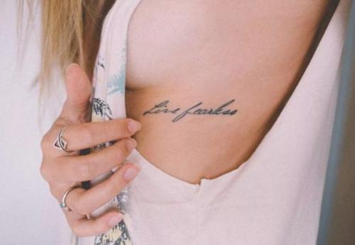 Татуировки с переводом для девушек со смыслом. Татуировки для девушек в виде надписей со смыслом и их значение