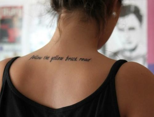 Татуировки с переводом для девушек со смыслом. Татуировки для девушек в виде надписей со смыслом и их значение