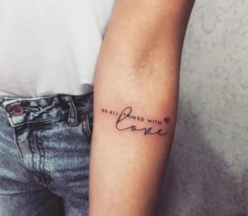 Татуировки с переводом для девушек со смыслом. Татуировки для девушек в виде надписей со смыслом и их значение