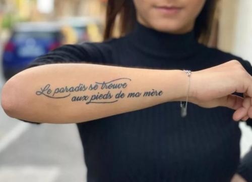 Татуировки с переводом для девушек со смыслом. Татуировки для девушек в виде надписей со смыслом и их значение