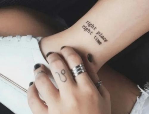 Татуировки с переводом для девушек со смыслом. Татуировки для девушек в виде надписей со смыслом и их значение