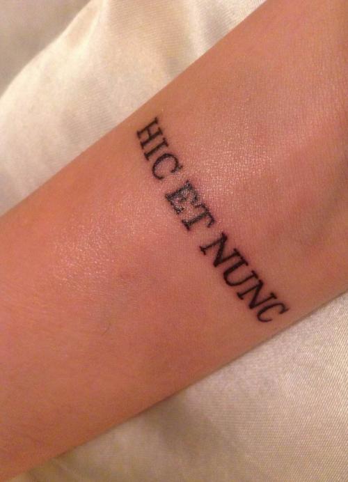 Тату надписи на латыни для девушек и мужчин. Фразы для тату на латыни (с переводом) 12 Тату надписи на латыни для девушек и мужчин. Фразы для тату на латыни (с переводом) 12