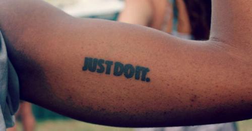 Тату надписи мужские. Татуировка с надписью на руке для мужчины