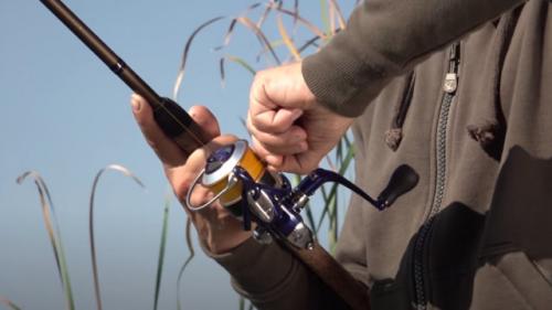 Как определить глубину, на которой ловить рыбу на реке с берега. 