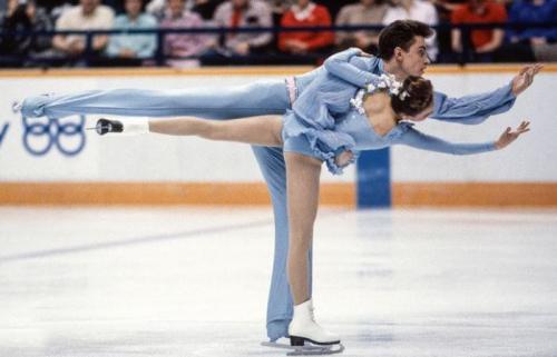 Как костюмы для фигурного катания влияют на зрительскую привлекательность выступления. Как фигуристки создают костюмы для своих выступлений