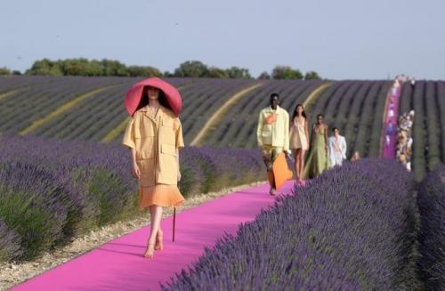 Когда был основан Jacquemus. Как Симон Порт Жакмюс стал одним из главных дизайнеров в мире