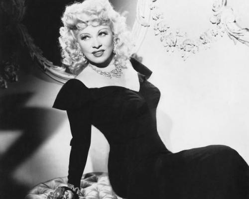 Какие изменения произошли в представлении о женской фигуре в течение 11 десятилетий