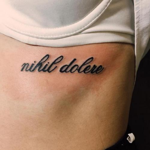Мужские тату в виде надписей. Тату с надписями на латыни, более 160 фраз с переводом и фотографиями примеров 02 Мужские тату в виде надписей. Тату с надписями на латыни, более 160 фраз с переводом и фотографиями примеров 02
