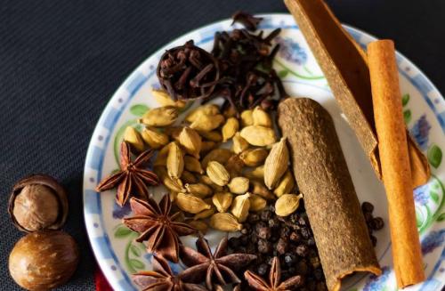 Как экспериментировать с молоком и специями в кофе из кофемашины. Кофе масала: подробное описание классического рецепта согревающего напитка на молоке и пряностях