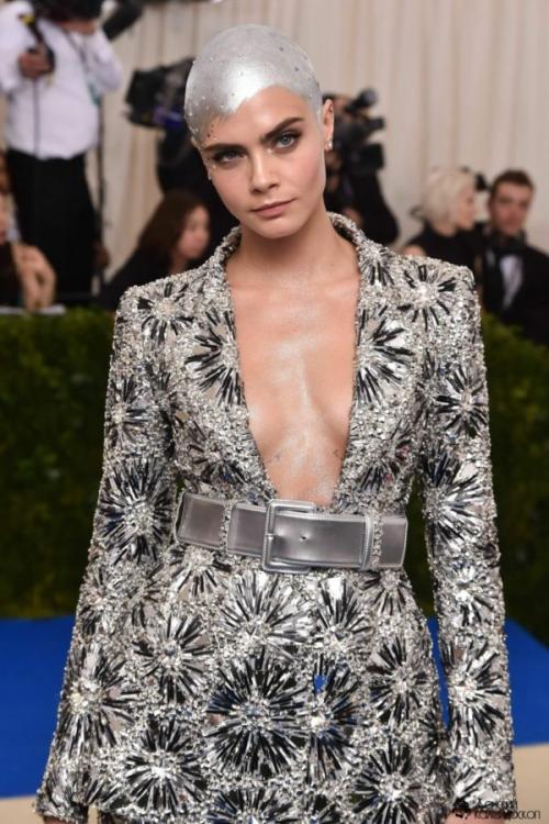 Модели без талии. 16 звезд, у которых нет талии